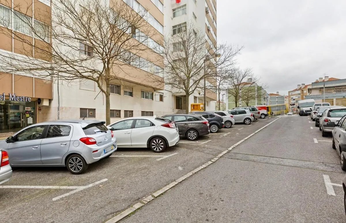 Spacious 3 Bedroom Apartment In Lisboa